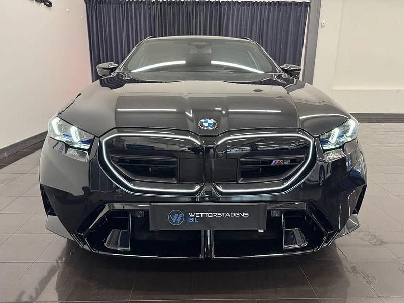 Begagnad BMW M5 Comfort Edition 728 HK (535 kW) 2025 Black sapphire metallic Kombi