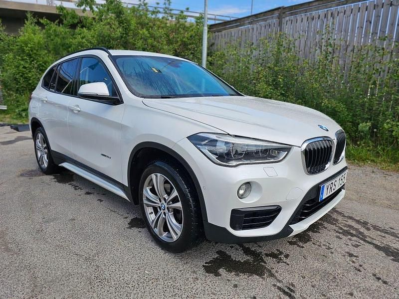 Pärlemorvit Begagnad 2018 BMW X1 SUV | 180 000 kr (Bra pris) - Bild 1/4