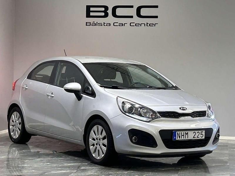 Grå Begagnad 2013 Kia Rio Halvkombi | 69 900 kr (Bra pris) - Bild 1/3