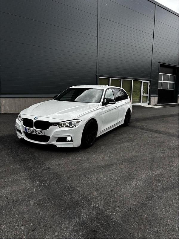 Vit Begagnad 2013 BMW 318 Kombi | 130 000 kr (Lite dyr) - Bild 1/4