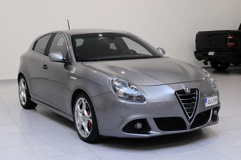 Grå (grå metallic ) Begagnad 2015 Alfa Romeo Giulietta Quadrifoglio Verde Halvkombi | 149 900 kr - Bild 1/4