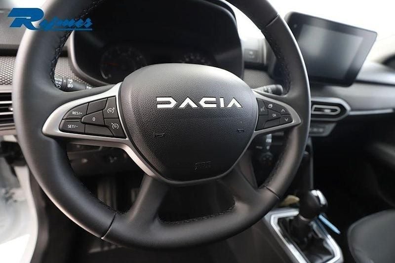 Vit Ny 2025 Dacia Sandero Expression Halvkombi | 222 900 kr (Marknadspris) - Bild 1/4