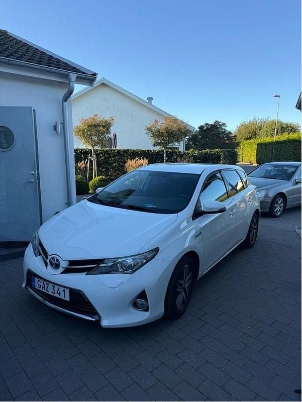 Vit Begagnad 2015 Toyota Auris Hybrid Edition Halvkombi | 139 000 kr (Marknadspris) - Bild 1/4