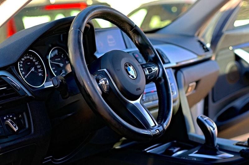 Vit Begagnad 2015 BMW 320 M Sport Halvkombi | 129 900 kr (Marknadspris) - Bild 1/4