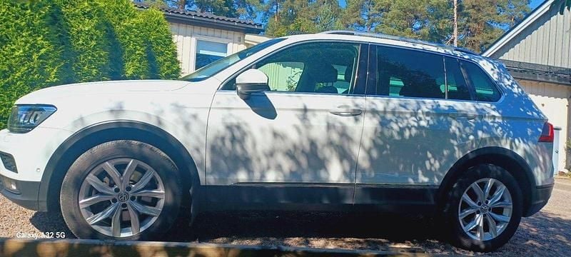 Vit Begagnad 2020 VW Tiguan SUV | 230 000 kr (Superpris) - Bild 1/4