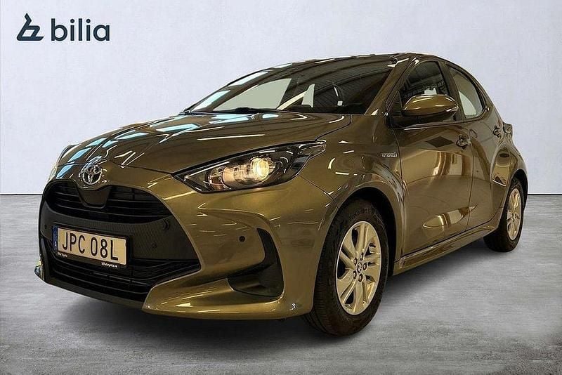 Grön Begagnad 2020 Toyota Yaris Hybrid Active Halvkombi | 199 900 kr (Marknadspris) - Bild 1/4