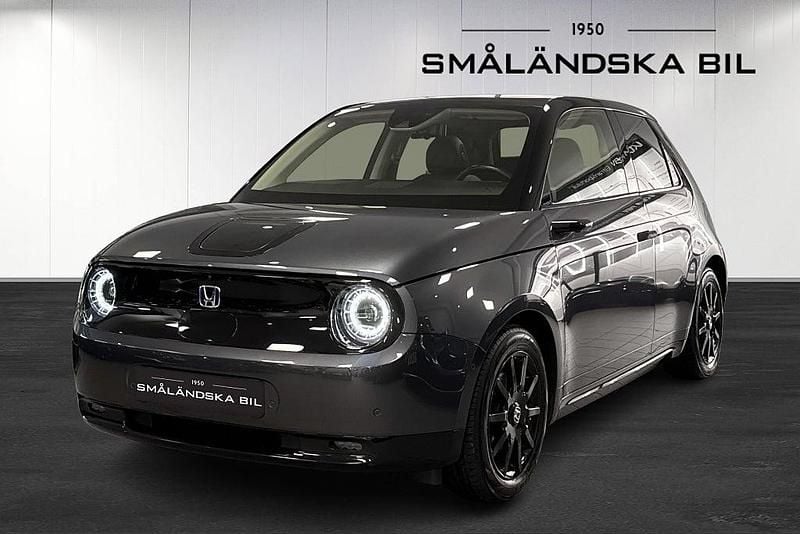 Grå Begagnad 2022 Honda e Halvkombi | 239 000 kr - Bild 1/4