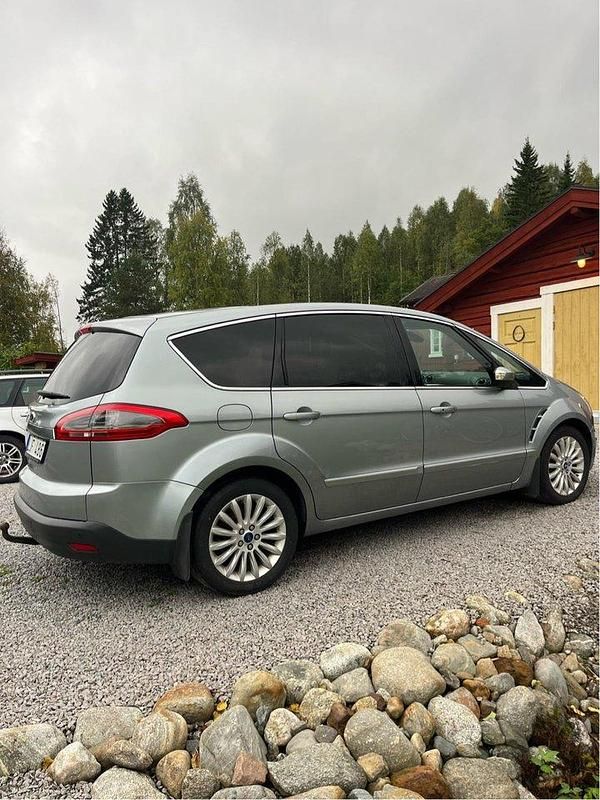Grå Begagnad 2012 Ford S-MAX Business Edition Minibuss | 60 000 kr (Marknadspris) - Bild 1/4