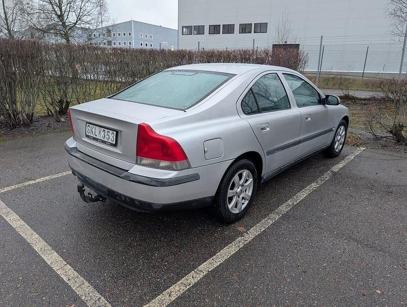 Grå metallic Begagnad 2001 Volvo S60 Sedan | 23 500 kr (Marknadspris) - Bild 1/4