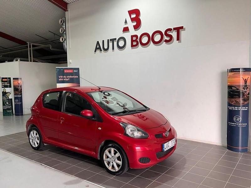 Mörkröd Begagnad 2010 Toyota Aygo Halvkombi | 35 900 kr (Marknadspris) - Bild 1/4