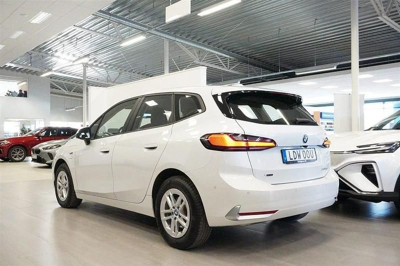 Begagnad BMW 225 Active Tourer Comfort Edition 245 HK (180 kW) 2023 Mineralvit metallic Minibuss
