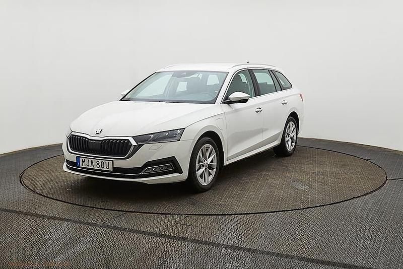Vit Begagnad 2024 Skoda Octavia Style Kombi | 309 500 kr (Marknadspris) - Bild 1/4