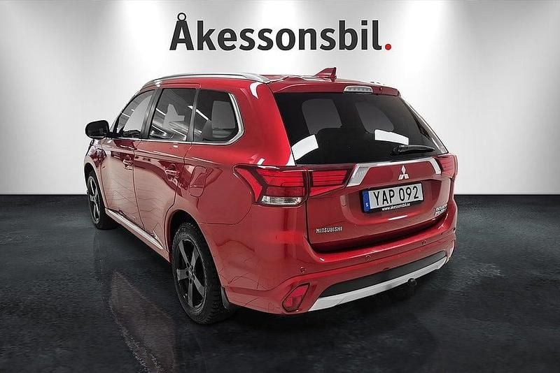 Begagnad Mitsubishi Outlander P-HEV 203 HK (149 kW) 2015 Mröd SUV