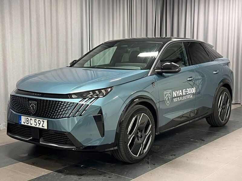 Blå Begagnad 2024 Peugeot e-3008 GT SUV | 519 900 kr (Marknadspris) - Bild 1/4
