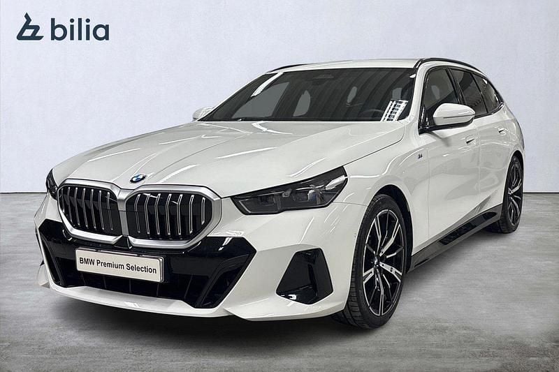 Vit Begagnad 2025 BMW 520 M Sport Kombi | 619 900 kr (Marknadspris) - Bild 1/4
