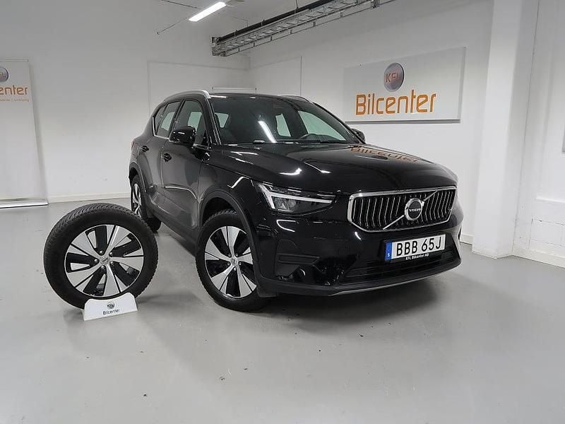 Svart Begagnad 2022 Volvo XC40 SUV | 369 900 kr (Marknadspris) - Bild 1/3