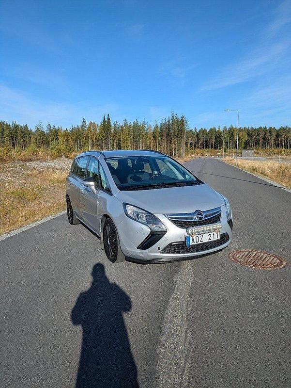 Grå Begagnad 2012 Opel Zafira Tourer Minibuss | 68 000 kr (Marknadspris) - Bild 1/4