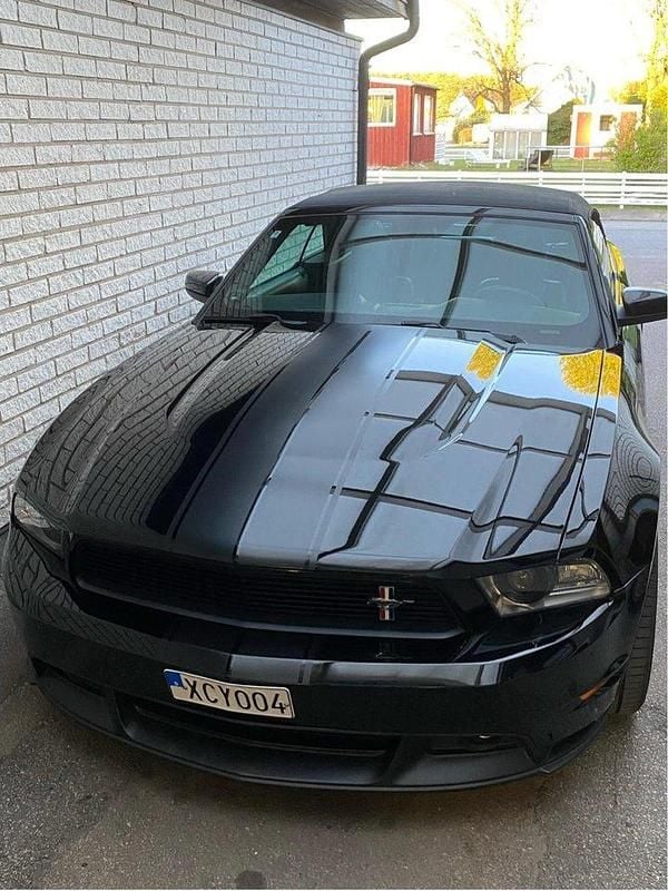Svart Begagnad 2011 Ford Mustang GT Convertible Cab | 320 000 kr (Lite dyr) - Bild 1/4