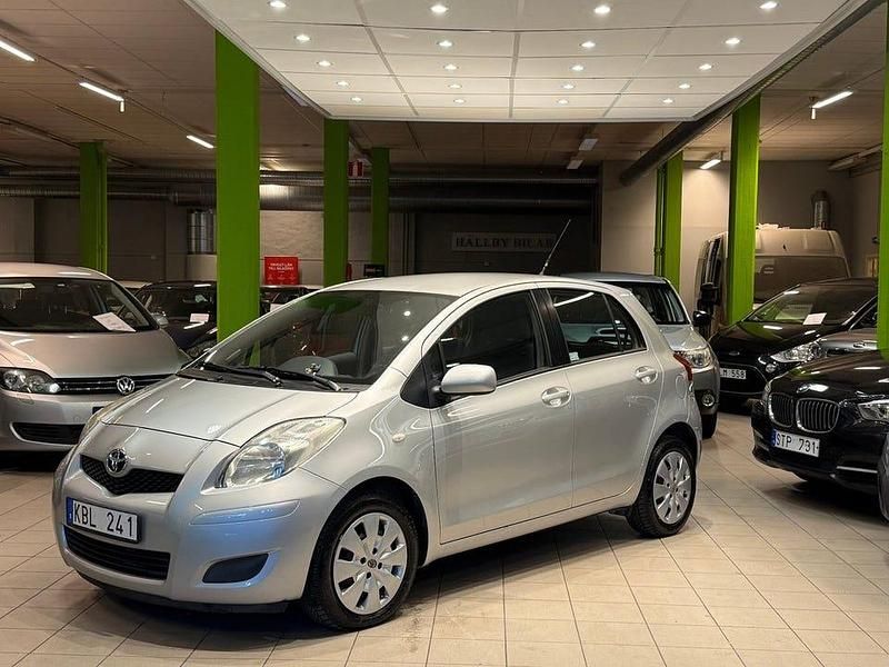 Silver Begagnad 2009 Toyota Yaris Halvkombi | 69 900 kr (Lite dyr) - Bild 1/4
