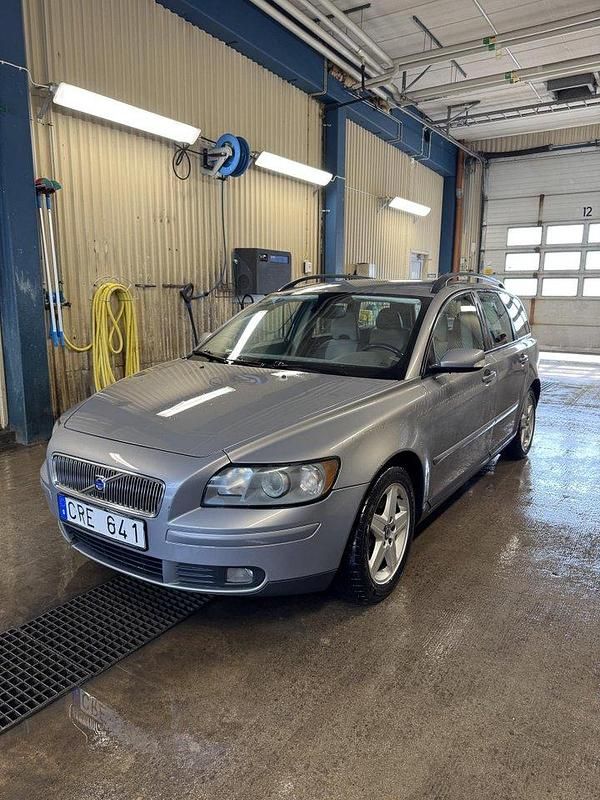 Grå Begagnad 2004 Volvo V50 Kombi | 19 000 kr (Marknadspris) - Bild 1/4