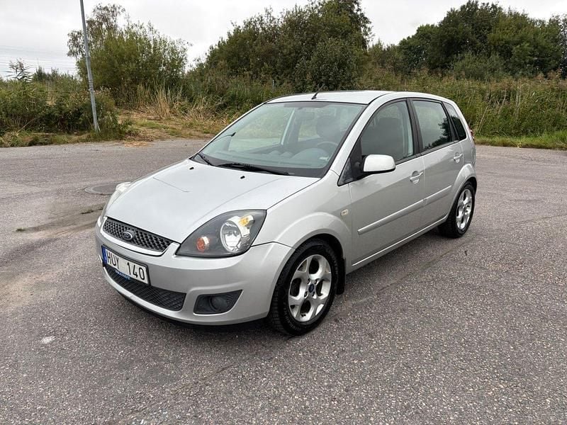Grå Begagnad 2007 Ford Fiesta Halvkombi | 19 000 kr (Marknadspris) - Bild 1/4