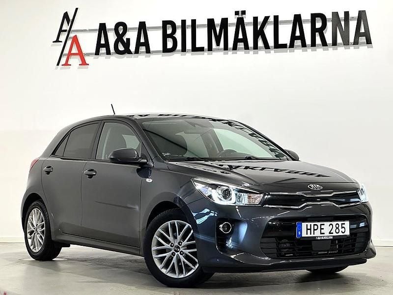 Grå Begagnad 2018 Kia Rio Halvkombi | 114 900 kr (Marknadspris) - Bild 1/4