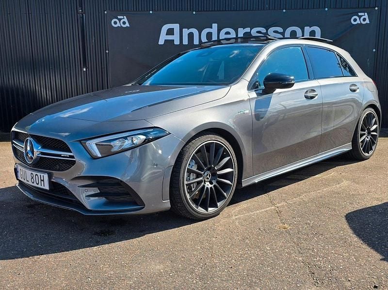 Mörkgrå (grå) Begagnad 2020 Mercedes A35 AMG AMG Halvkombi | 379 000 kr (Marknadspris) - Bild 1/4