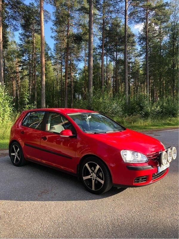 Röd Begagnad 2006 VW Golf V Comfortline Halvkombi | 37 500 kr (Lite dyr) - Bild 1/4