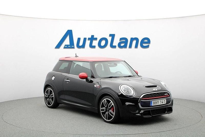 Svart (midnight black metallic) Begagnad 2015 Mini John Cooper Works Halvkombi | 189 900 kr (Marknadspris) - Bild 1/3