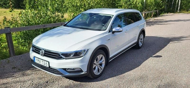 Vit Begagnad 2018 VW Passat Alltrack Executive Kombi | 180 000 kr (Marknadspris) - Bild 1/4