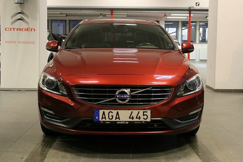 Röd (röd metallic) Begagnad 2013 Volvo V60 Summum Kombi | 159 900 kr (Marknadspris) - Bild 1/4