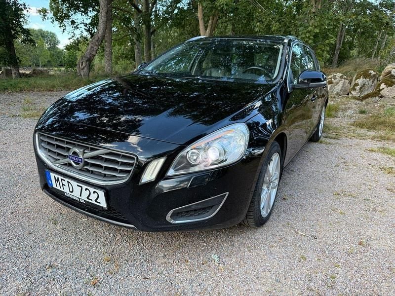 Svart Begagnad 2012 Volvo V60 Summum Kombi | 79 800 kr (Marknadspris) - Bild 1/4