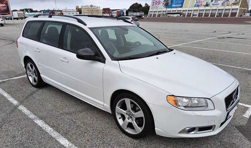 Begagnad Volvo V70 R-Design Momentum 180 HK (132 kW) 2011 Vit Kombi