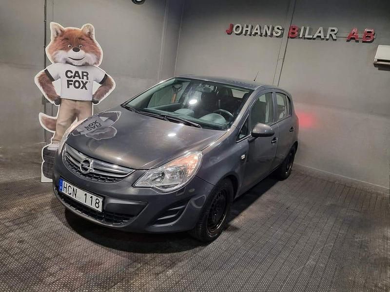 Grå Begagnad 2013 Opel Corsa Enjoy Halvkombi | 59 900 kr (Marknadspris) - Bild 1/3