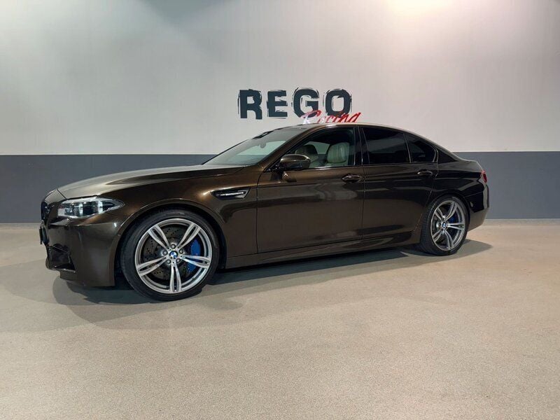 Brun Begagnad 2014 BMW M5 Sedan | 429 900 kr (Bra pris) - Bild 1/4