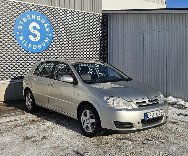 Begagnad Toyota Corolla 110 HK (80 kW) 2006 Silver Halvkombi
