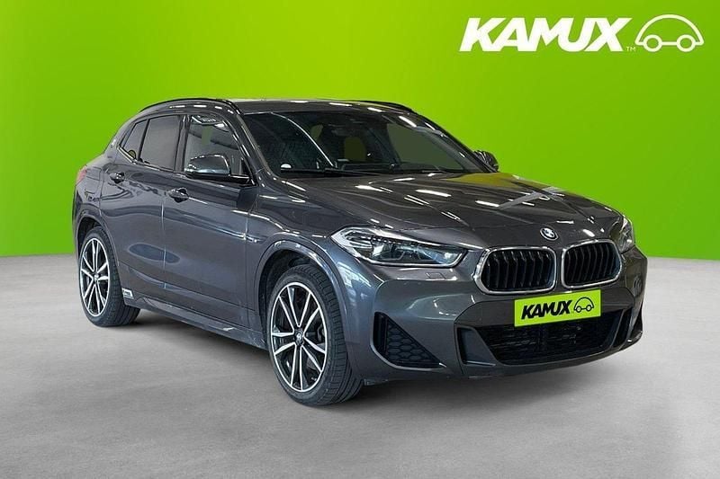 Silver/grå Begagnad 2021 BMW X2 M Sport SUV | 294 800 kr (Marknadspris) - Bild 1/4