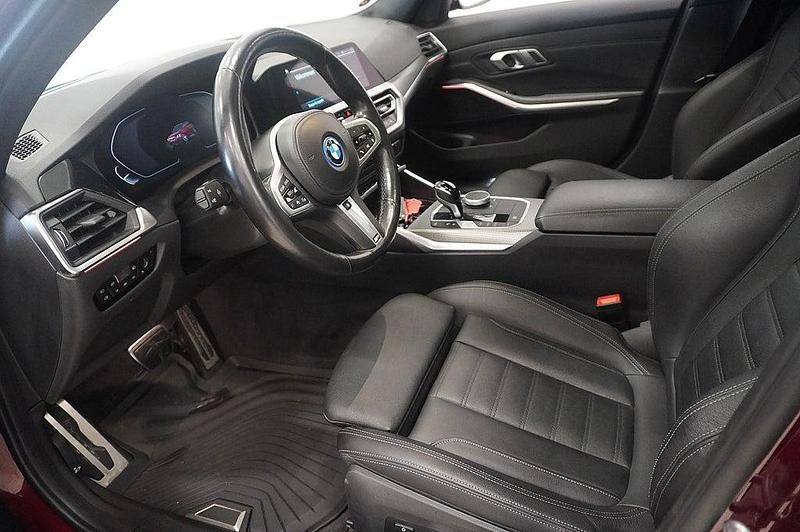 Begagnad BMW 330e M Sport 184 HK (135 kW) 2021 Röd Kombi