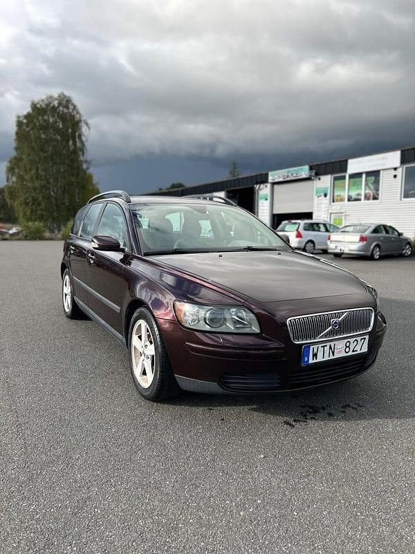 Röd Begagnad 2005 Volvo V50 Kombi | 27 000 kr (Marknadspris) - Bild 1/4