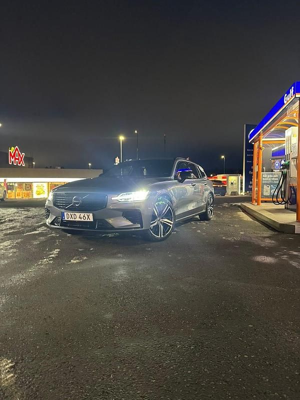 Begagnad Volvo V60 R-Design 340 HK (250 kW) 2021 Kombi