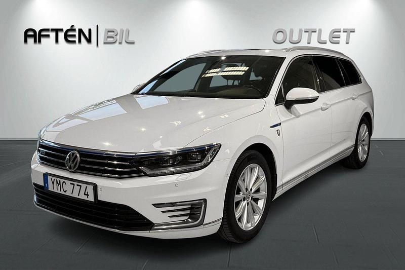 Vit Begagnad 2017 VW Passat Executive Kombi | 164 900 kr (Marknadspris) - Bild 1/3