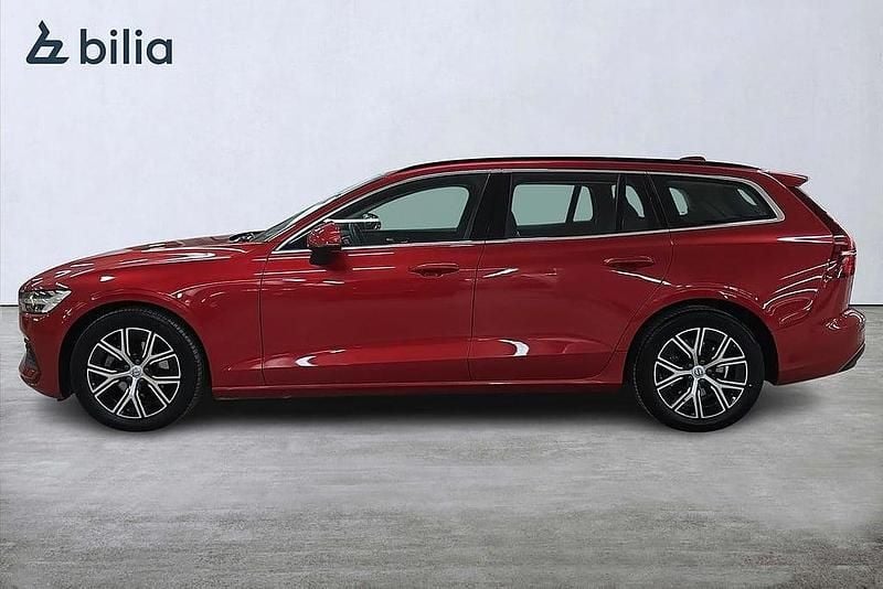 Begagnad Volvo V60 Core 163 HK (119 kW) 2023 Röd Kombi