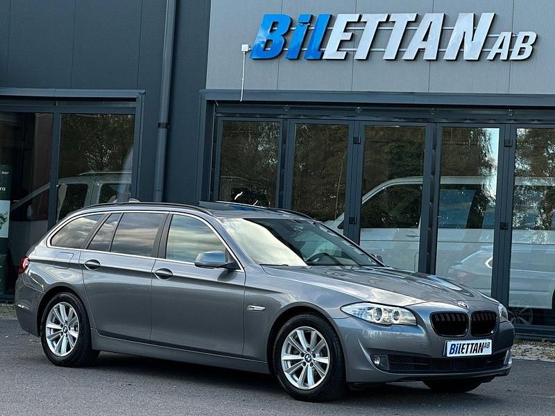 Grå Begagnad 2012 BMW 520 Kombi | 124 900 kr (Marknadspris) - Bild 1/4