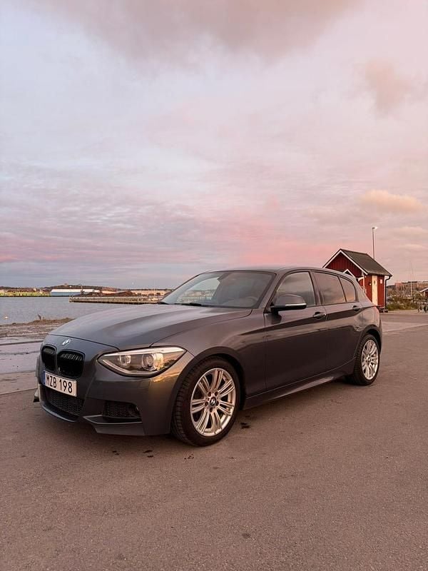 Begagnad 2013 BMW 118 Halvkombi | 100 000 kr (Marknadspris) - Bild 1/4