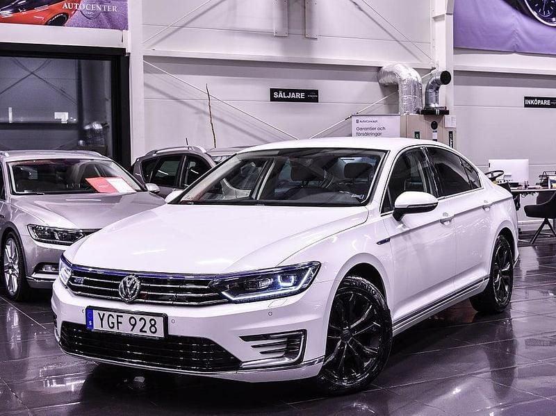 Vit Begagnad 2016 VW Passat GTE Sedan | 134 899 kr (Marknadspris) - Bild 1/4