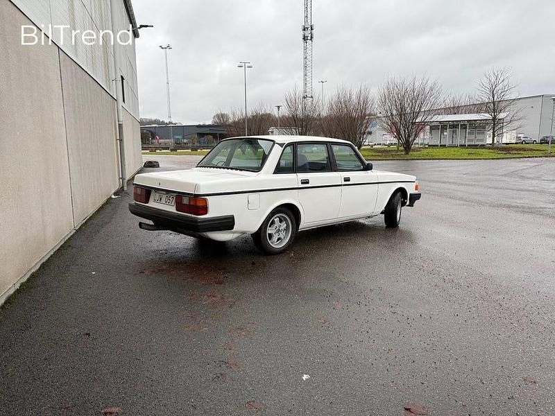 Begagnad Volvo 240 155 HK (114 kW) 1983 Vit Sedan