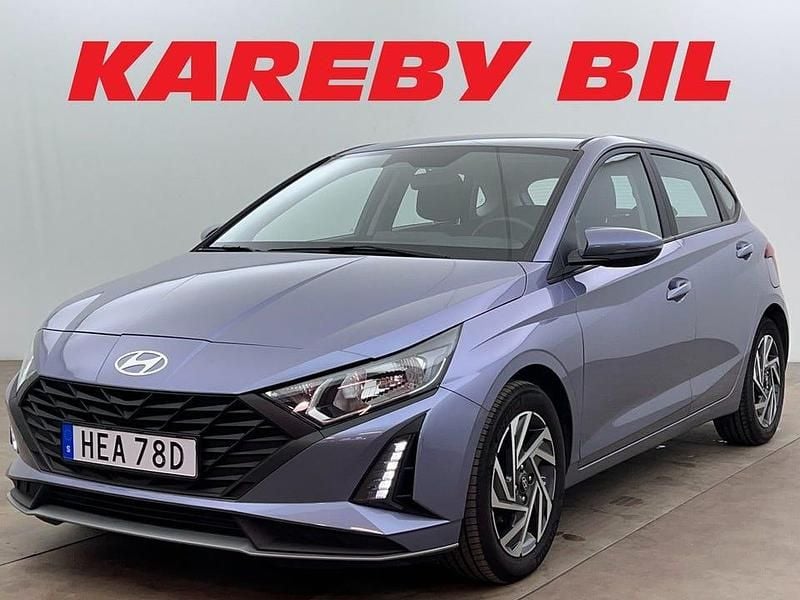 Blå Begagnad 2023 Hyundai i20 Essential Halvkombi | 168 900 kr (Marknadspris) - Bild 1/3