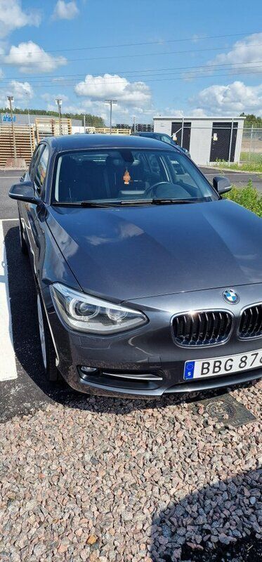 Grå Begagnad 2014 BMW 118 Sport Line Halvkombi | 126 500 kr (Marknadspris) - Bild 1/4