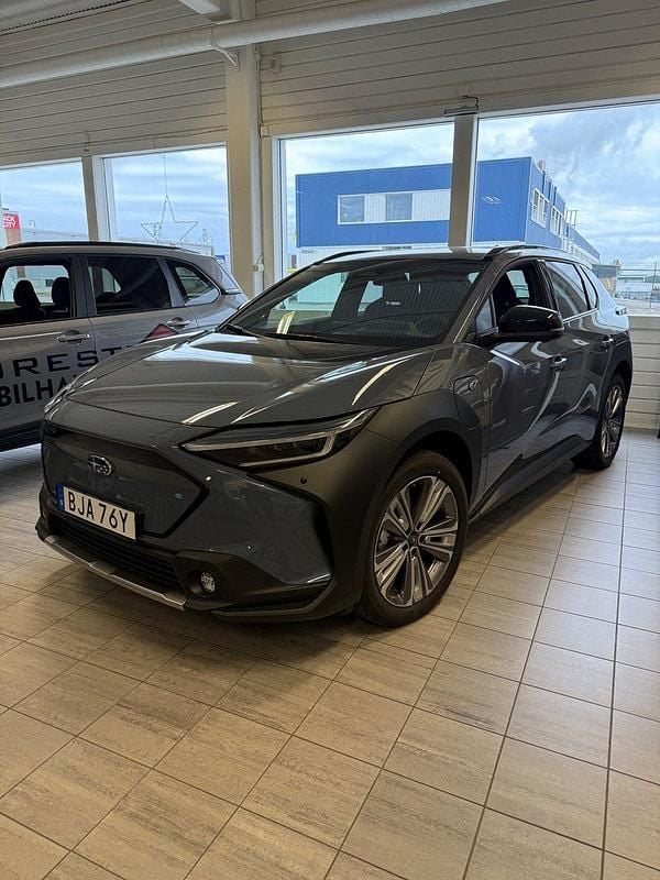 Grå Begagnad 2023 Subaru Solterra SUV | 499 900 kr (Superpris) - Bild 1/4
