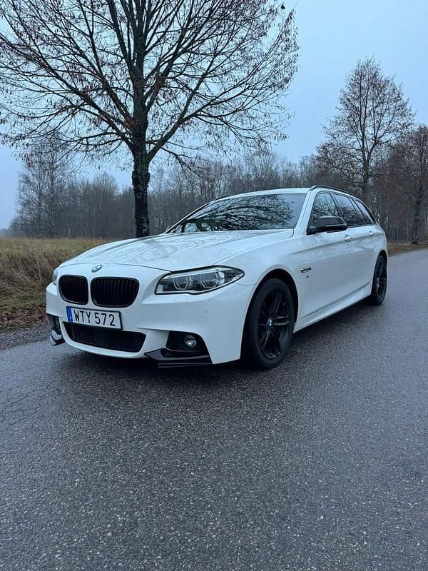 Begagnad 2017 BMW 520 M Sport Kombi | 205 800 kr (Superpris) - Bild 1/4